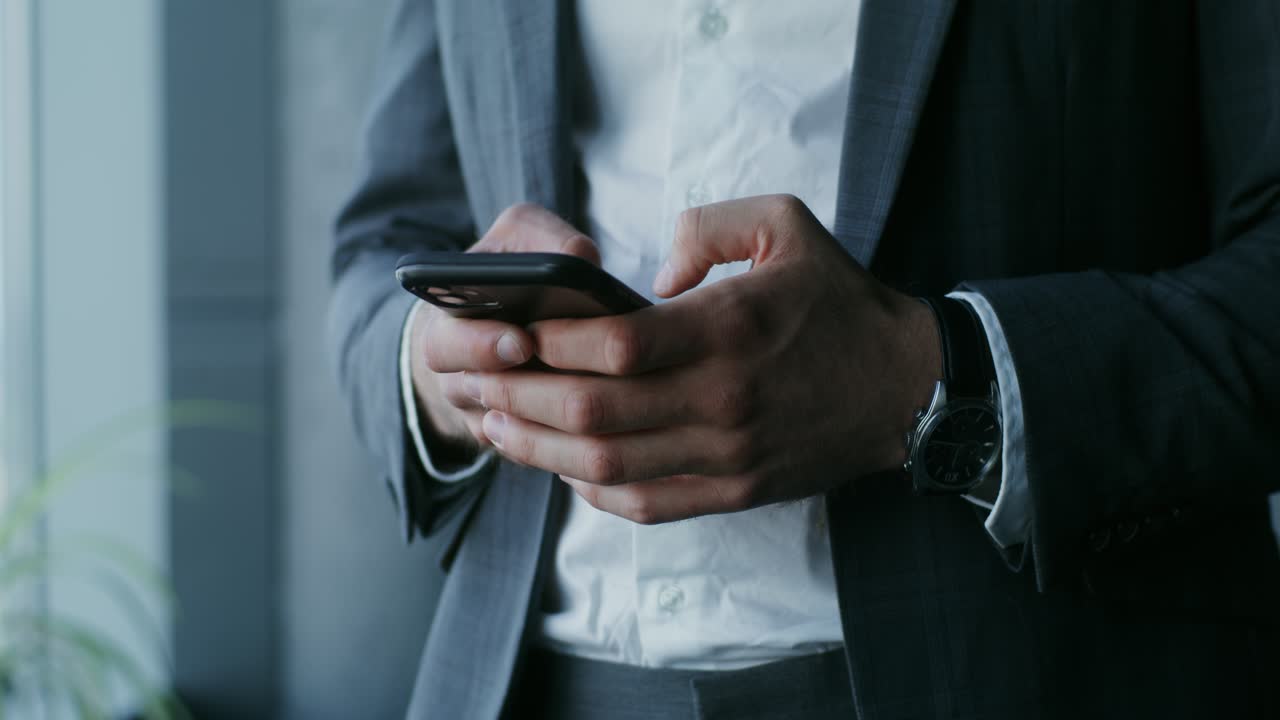 Uomo d'affari utilizzando uno smartphone