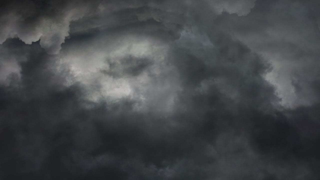 vista de 4k de nubes oscuras con fondo de fuerte tormenta eléctrica