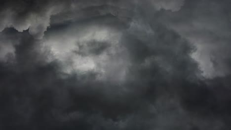Vista-De-4k-De-Nubes-Oscuras-Con-Fondo-De-Fuerte-Tormenta-Eléctrica