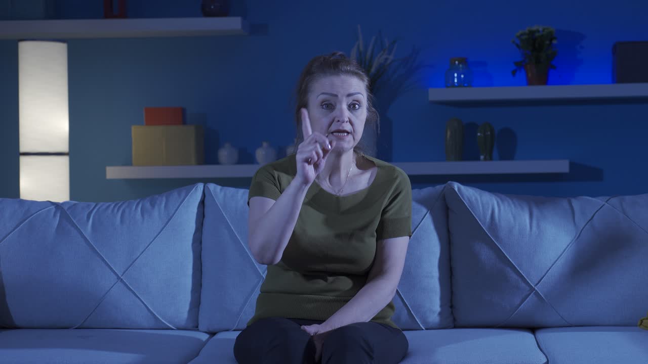 여자가 카메라를 위협적으로 쳐다보고 있습니다.