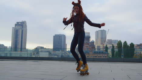 Mujer-Joven-Haciendo-Elementos-Profesionales-En-Patines-Al-Aire-Libre-En-Cámara-Lenta.