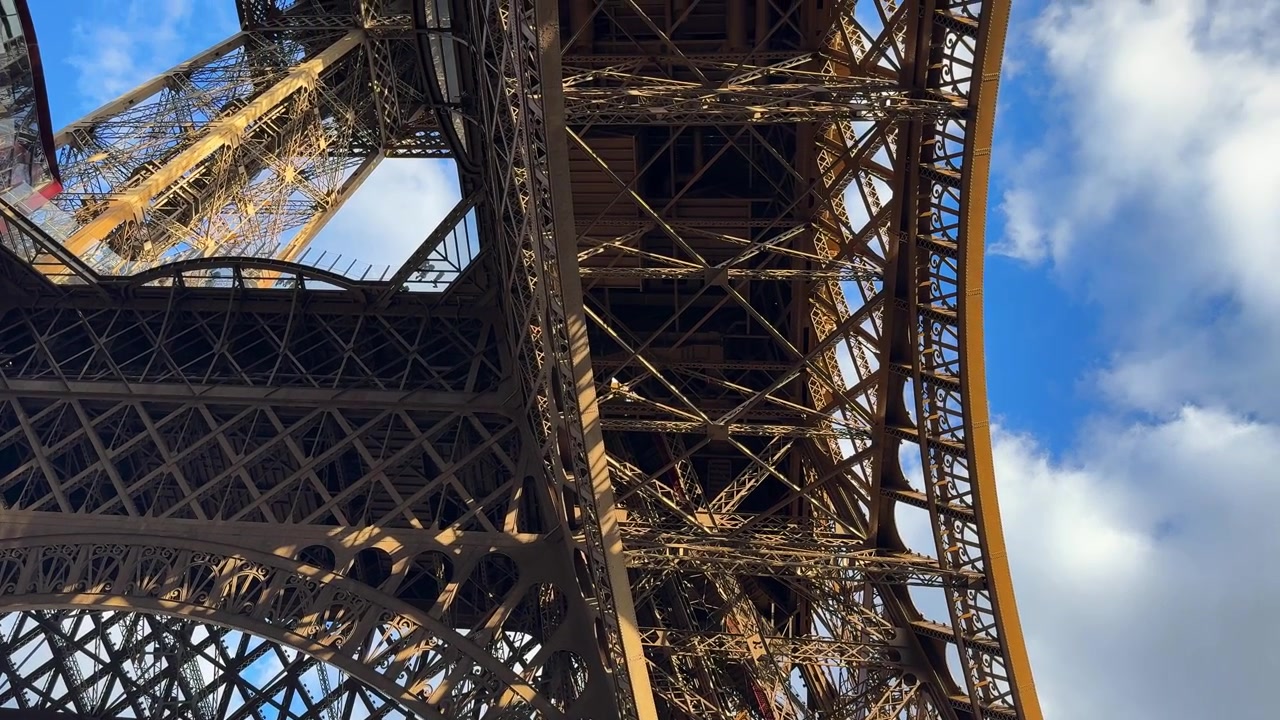 Vista della struttura in metallo e acciaio della Torre Eiffel dal basso, attrazione turistica a Parigi, Francia