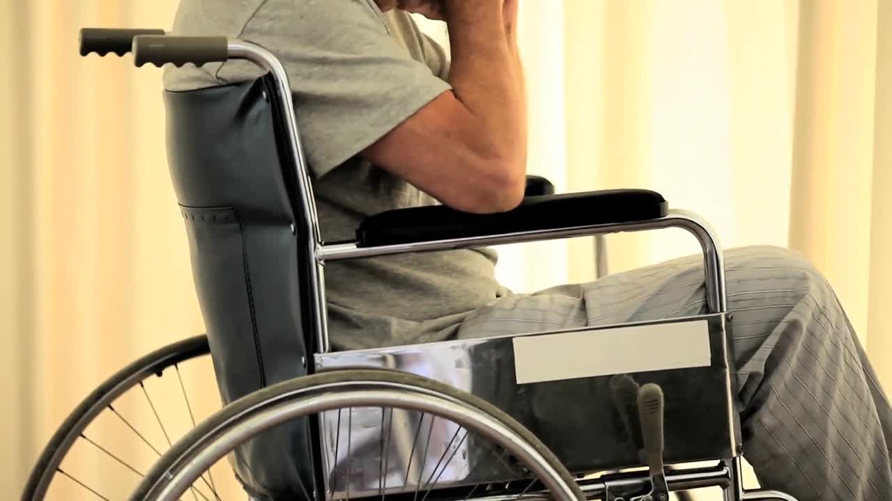 ⁇ 체어에 앉아 생각하고 있는 남자