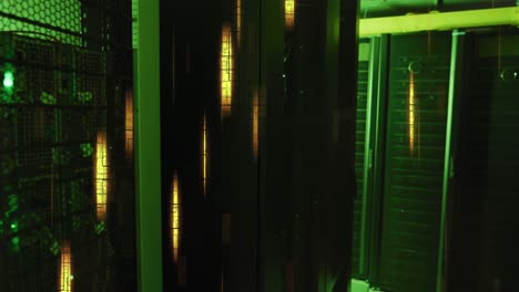 animazione di luci illuminate che si muovono su sistemi di server di dati