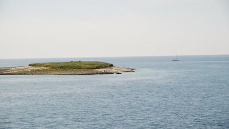 Besucher-Einer-Kleinen-Isolierten-Insel-In-Der-Adria