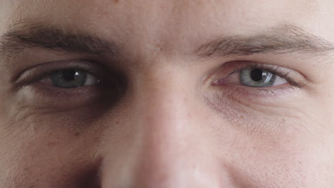 Nahaufnahme-Eines-Glücklichen-Mannes-Mit-Blauen-Augen,-Der-Blinzelt,-Kaukasischer-Mann,-Gesundes-Sehvermögen,-Optischer-Sinn