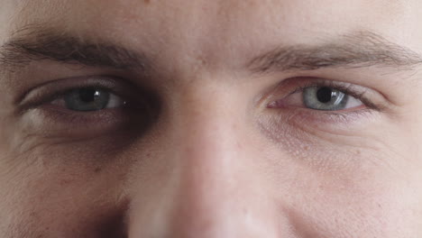 hombre feliz de cerca ojos azules mirando parpadeando hombre caucásico vista sana sentido óptico