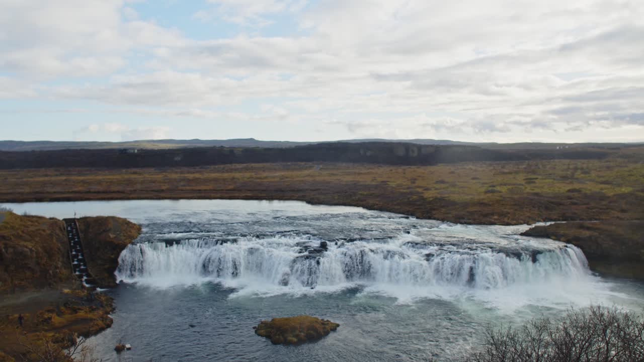 vista frontal de la serena cascada de faxi en el sur de islandia