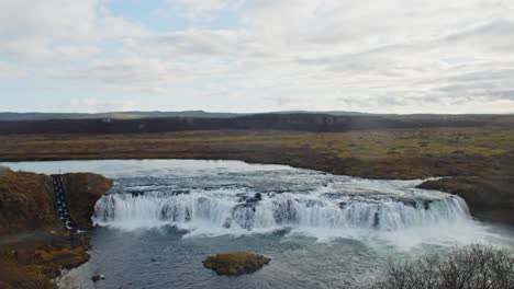 Vista-Frontal-De-La-Serena-Cascada-Faxi-En-El-Sur-De-Islandia.