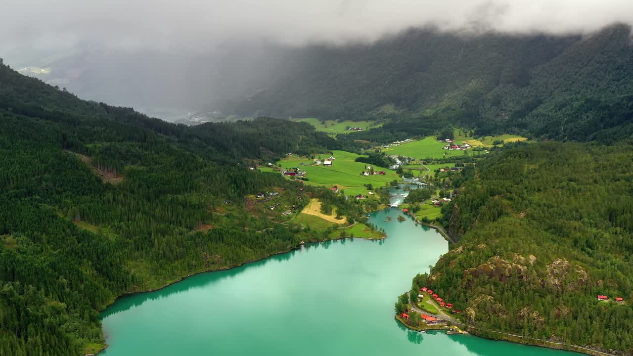 Vacker natur Norge, naturligt landskap, sjön Lovatnet