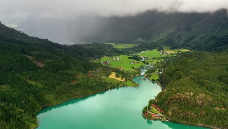 la hermosa naturaleza de noruega paisaje natural lago lovatnet.