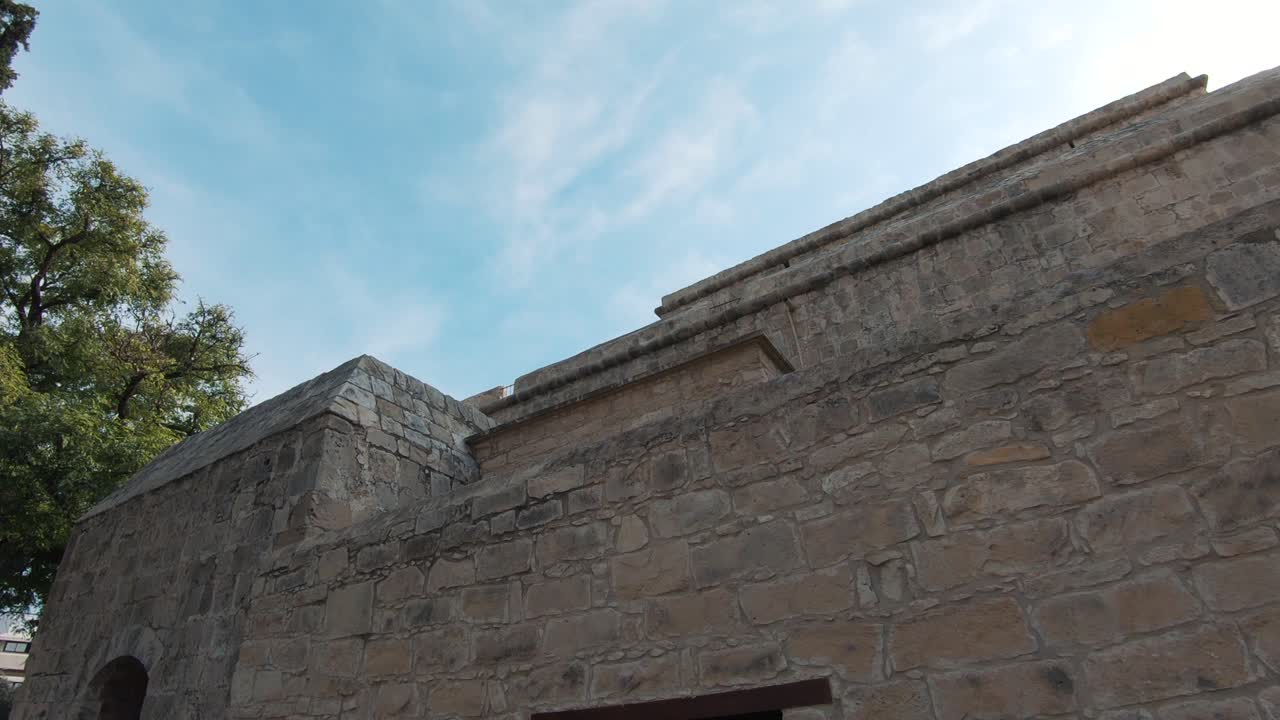 vista panorámica de la fachada exterior del castillo de kolossi en un día soleado - tiro amplio