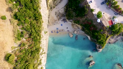 playa de xigia en zakynthos, grecia con aguas turquesas y bañistas, vista aérea