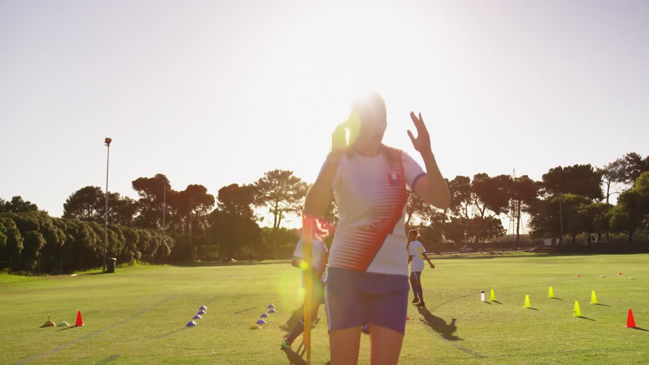 여자 축구 팀 이 축구장 에서 훈련 하고 있다 4k