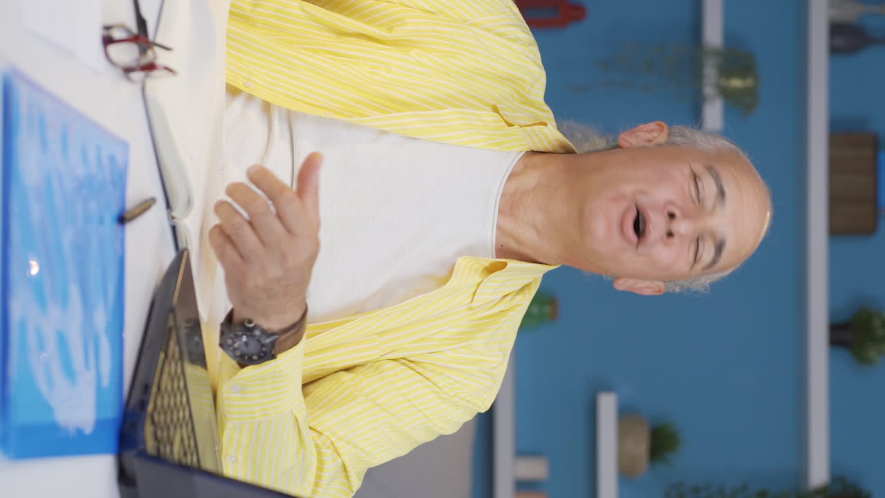 홈 오피스 직원의 수직 비디오가  ⁇ 은이에게 향수를 스프레이합니다.