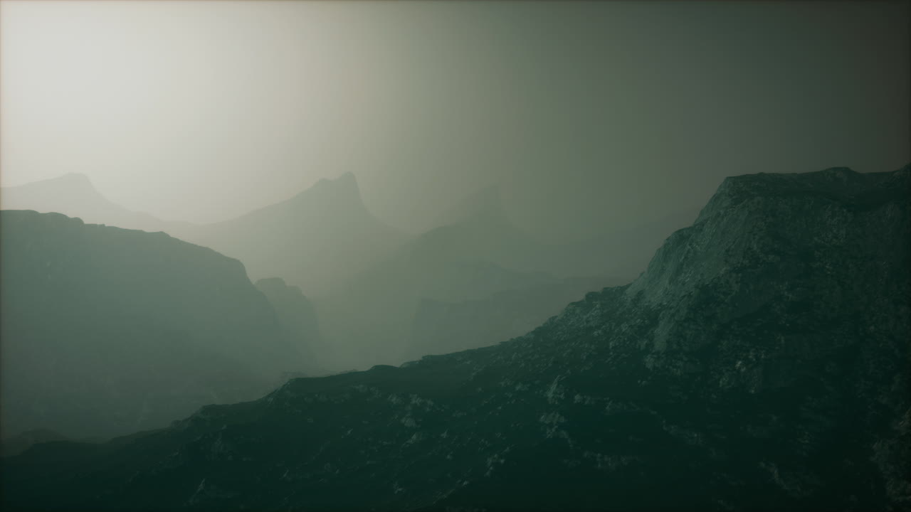 아프가니스탄의 산에서 아침 안개