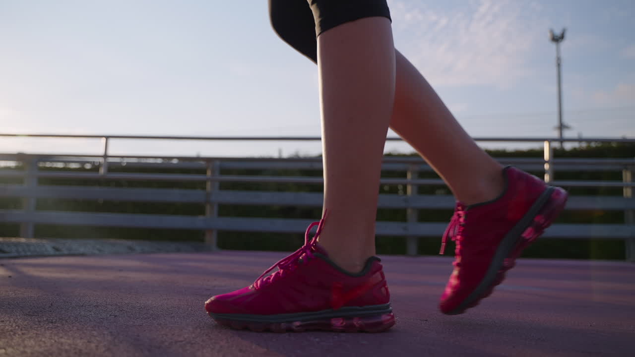 mujer caminando con zapatos de correr