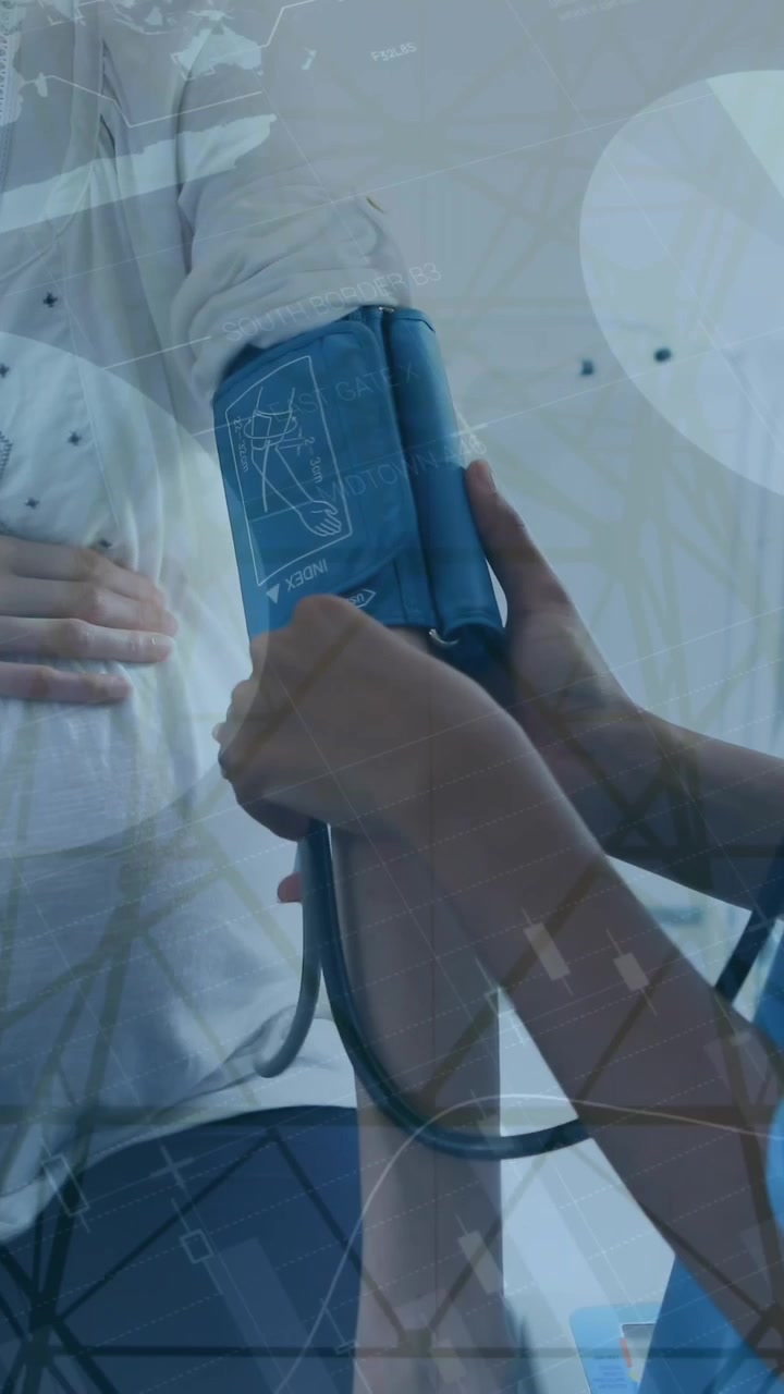 Animazione di elaborazione dati finanziari su medico e paziente di etnie diverse