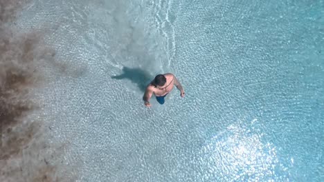 hombre caminando por la orilla del mar