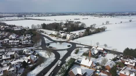 Pivote-Aéreo-Con-Efecto-De-Paralaje-Sobre-Rotonda-Cubierta-De-Nieve