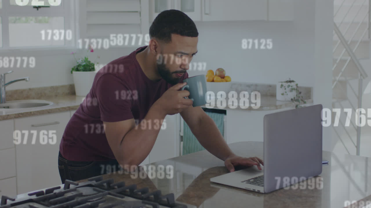 animación de números y procesamiento de datos sobre el hombre usando portátil