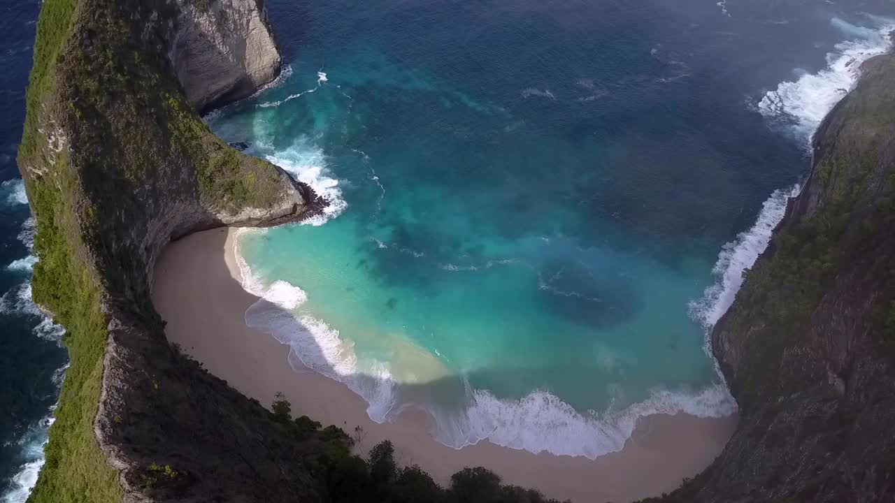 hermosa vista aérea vuelo vista aérea drone disparado en lo alto del cielo en las nubes playa kelingking en nusa penida bali indonesia es como un parque jurásico