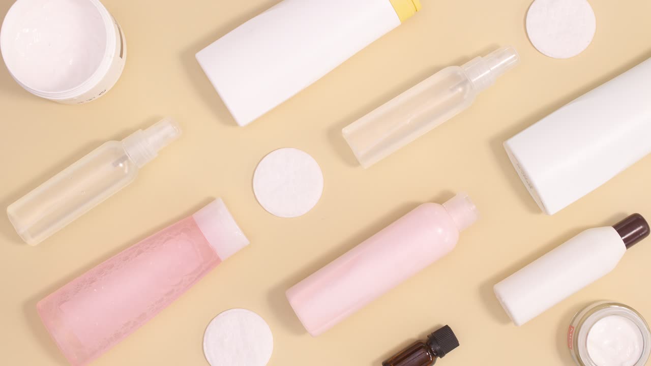 크리에이티브 웰니스 스파 및 미용 제품 피부 관리 패턴 베이지 배경에 움직여서 움직임을 멈추고 평평하게 놓습니다.