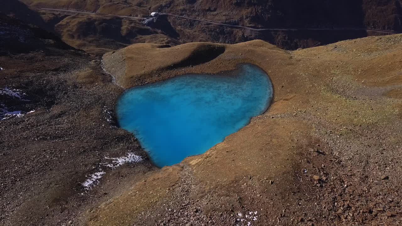 공중: 이탈리아 산속의 푸른 호수