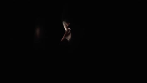 verängstigter mann, der sich in einem schrank versteckt und durch das schlüsselloch späht