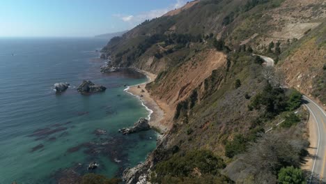 Vista-Aérea-En-Cámara-Lenta-De-La-Autopista-1-Cerca-De-Mcway-Falls-Julia-Pfeiffer-Burns-Park-Big-Sur-California