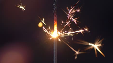 fuego de bengala ardiente y chispas en el fondo desenfocado en 4k