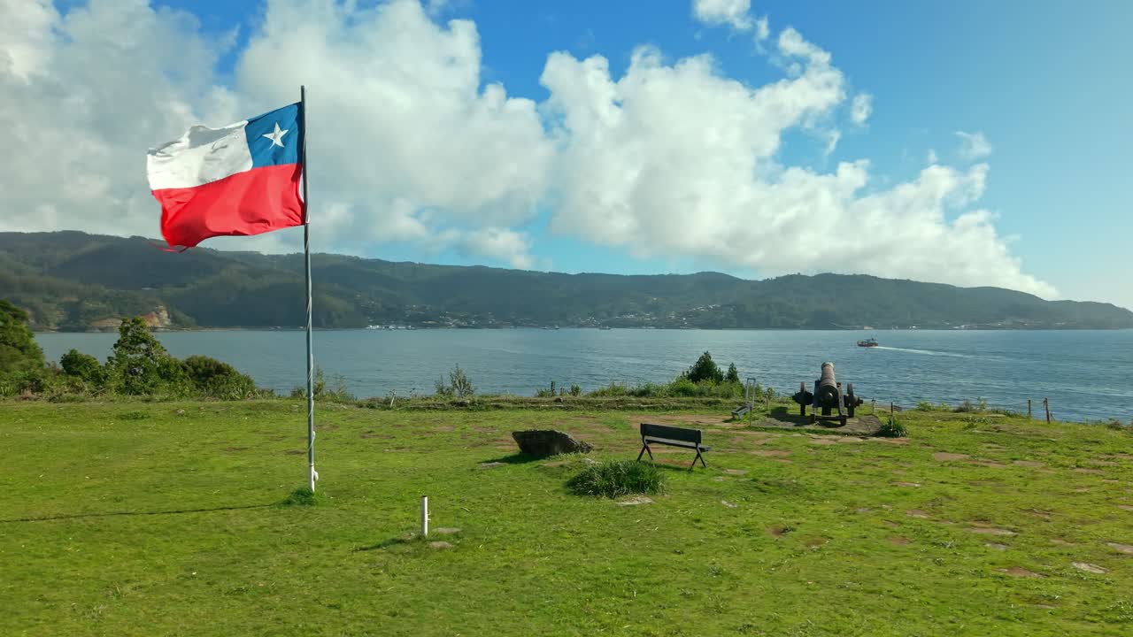 Chilenische Flagge weht am Fort Mancera mit Blick auf die Küste von Corral, nahe Valdivia.