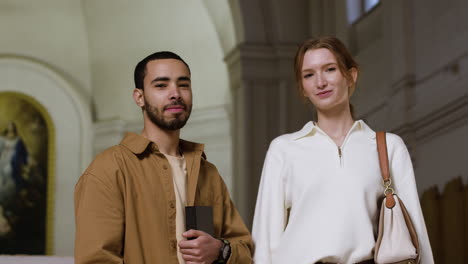 Two-people-talking-and-posing-indoors