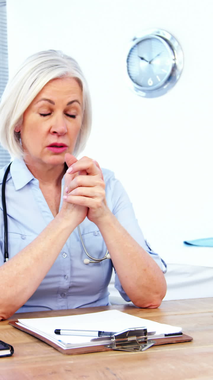 Paziente che consulta un medico