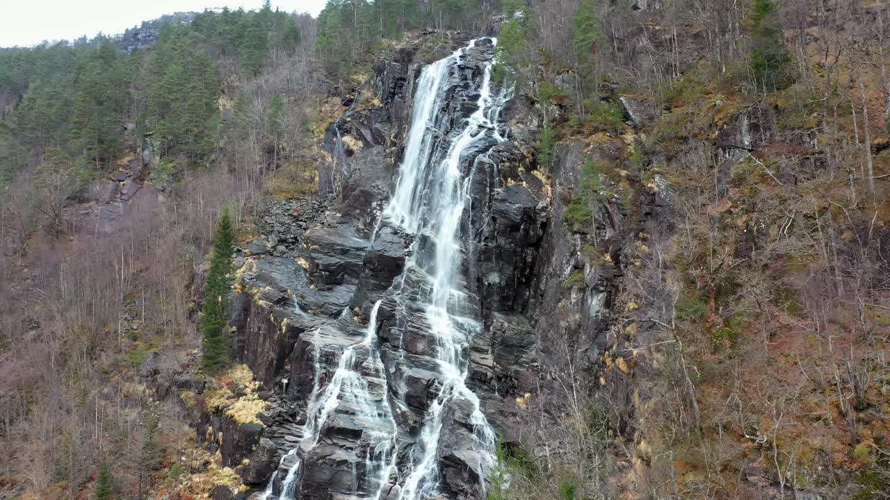 se acerca a la famosa cascada de kvernhusfossen en mo, modalen, noruega