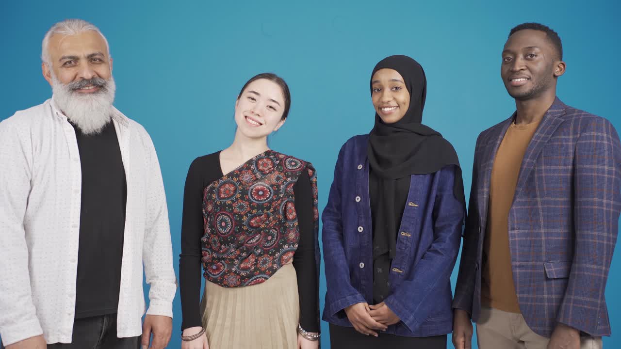 성인과 스타일리쉬한 사람들의 다민족 그룹입니다.