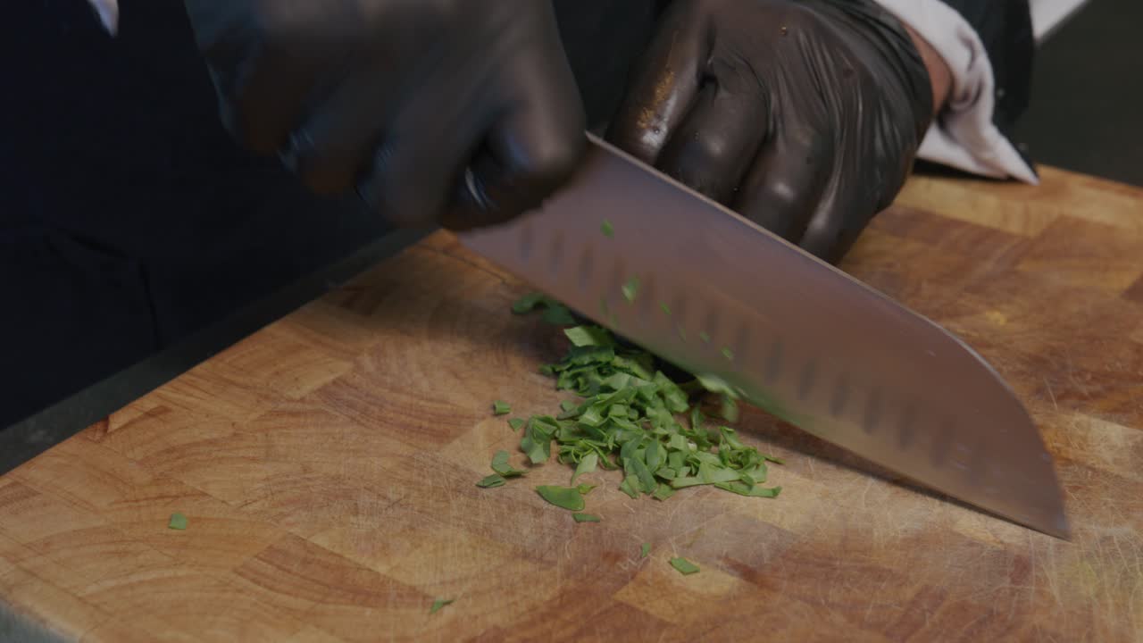 los microgreens se cortan cuidadosamente en una tabla de corte , enfatizando la atención a los detalles en la cocina gourmet