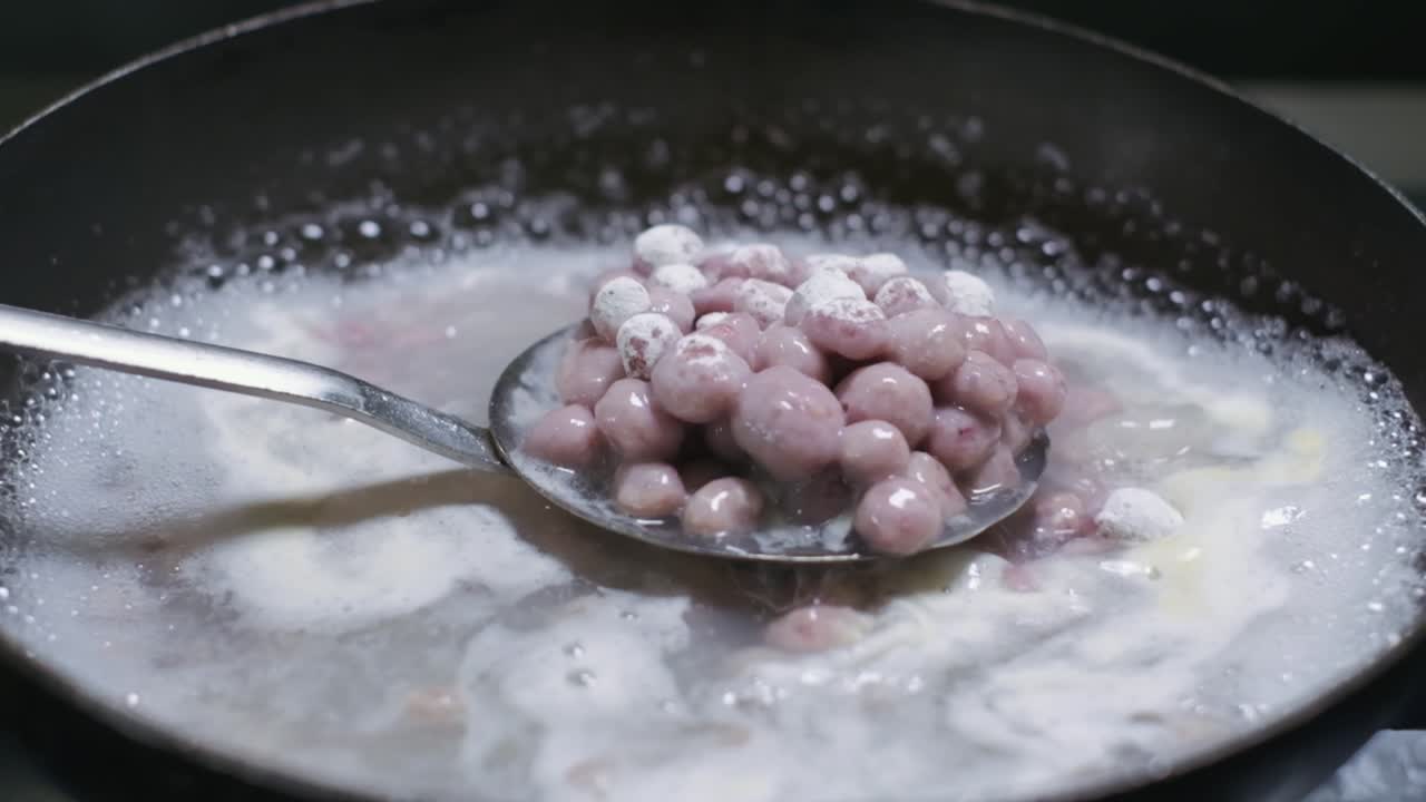 bolas de carne enharinada que se colocan en una sartén y se fríen