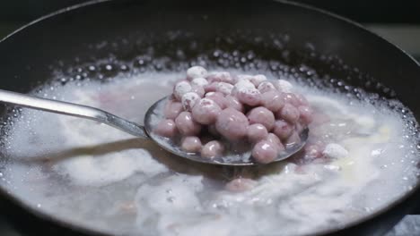 Bemehlte-Fleischbällchen,-Die-In-Eine-Pfanne-Gegeben-Und-Gebraten-Werden