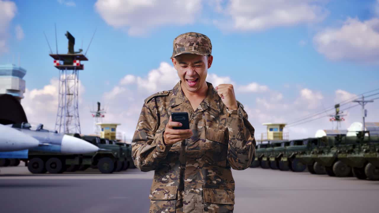 흥분한 군인이 군사 기지에서 축하하고 있습니다.