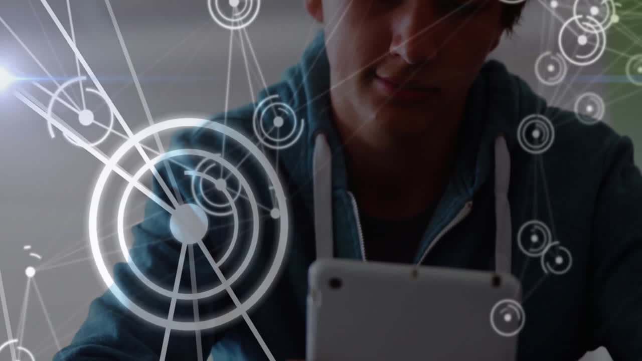 usando tableta, persona con capucha sobre conexiones de red futuristas animación