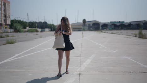 mujer caminando en un estacionamiento