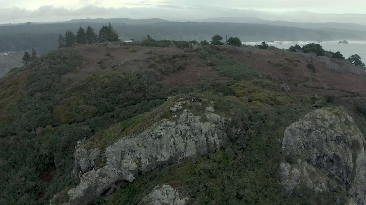 toma aérea de drones de la isla con gente en la parte superior