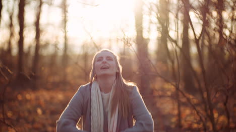 Positive-Glückliche-Frau,-Die-Im-Herbst-Blätter-Im-Park-Wirft-4