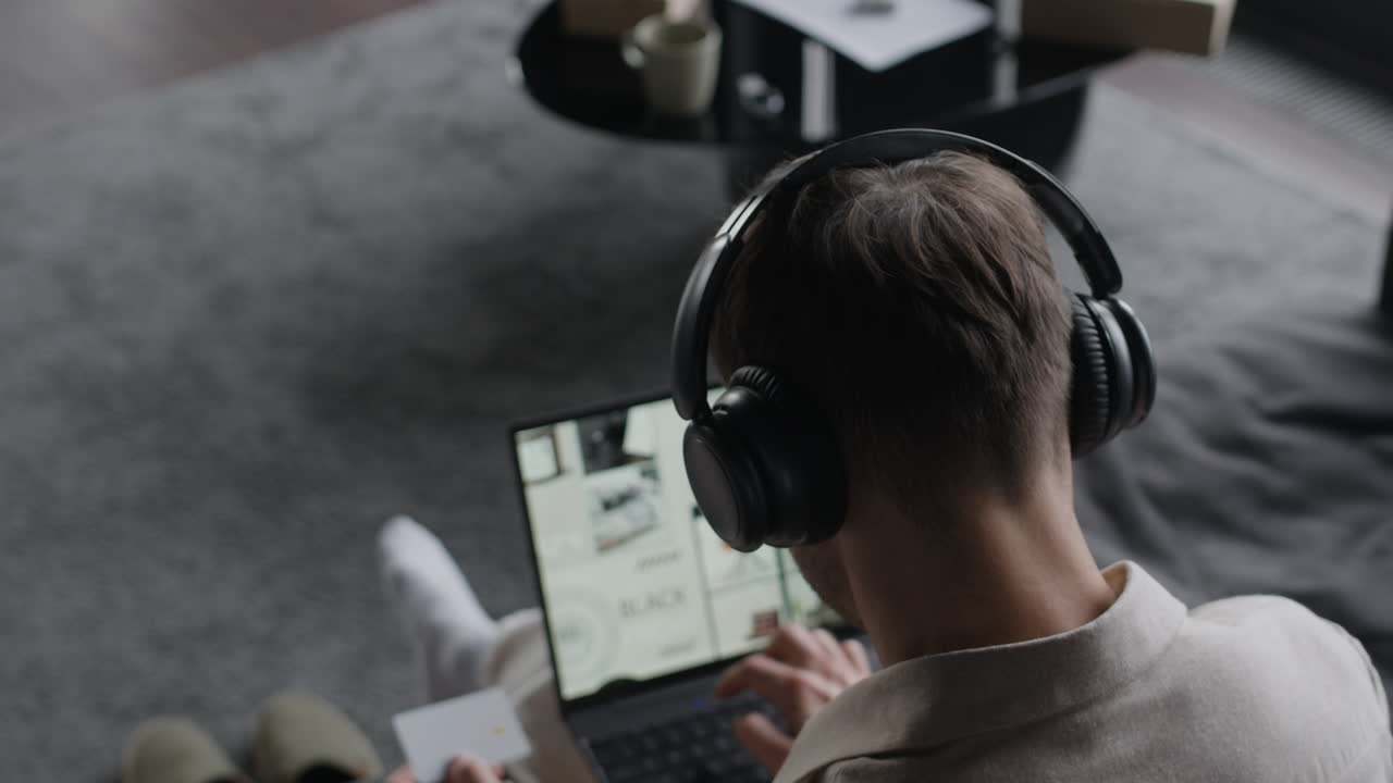 집에서 노트북으로 일하는 남자