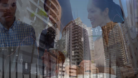 animación de gráficos financieros, datos y paisaje urbano sobre diversos empresarios hablando en la oficina