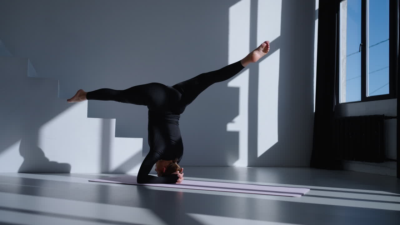 고급 요가 자세를 하는 여자