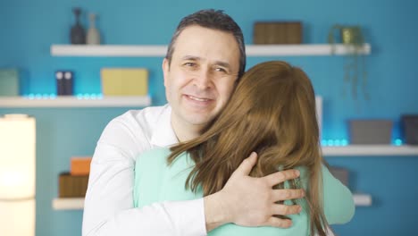 un padre abrazando a su hija adolescente adulta.