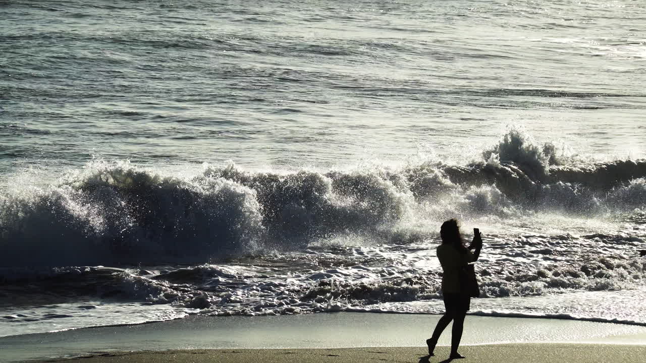 silueta de amigas tomando fotos y disfrutando