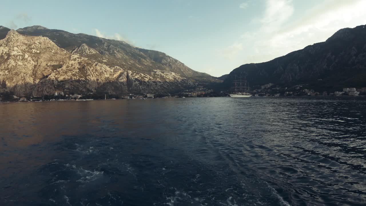 오래된 유서 깊은 섬 해안의 아름다운 푸른 물